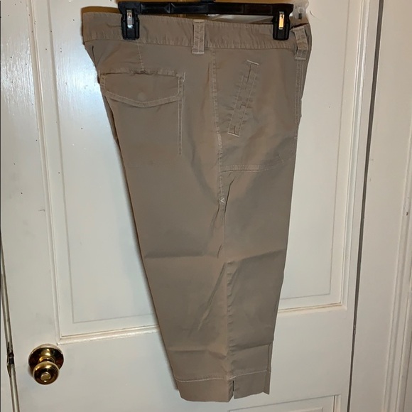 Women’s Eddie Bauer tan/Khaki Capri size 14 - Picture 1 of 7